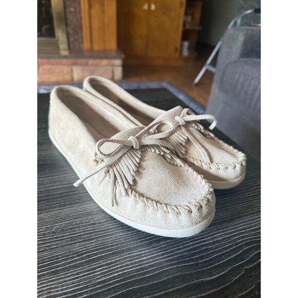 NWOT Minnetonka Women's Kilty Hardsole in Stone Sz. 11 - Picture 1 of 8